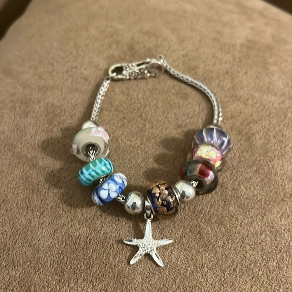 𝅺silver bracelet with starfish charm & glass beads. 7 “